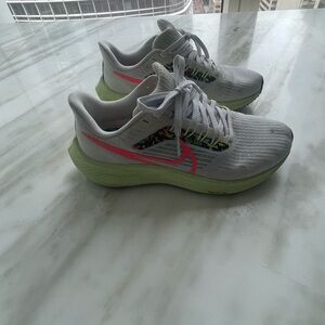 Nike Air Zoom Pegasus 39 Women's Sneakers - White and Neon Green - Size 6.5 (US)